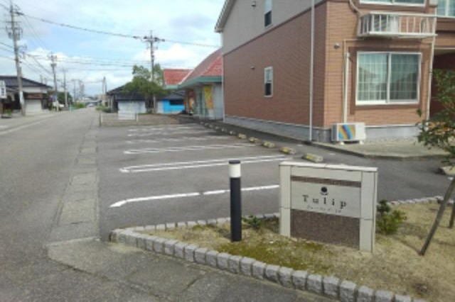 【小矢部市津沢のアパートの駐車場】