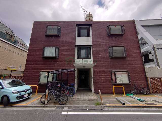 【新宿区市谷田町のマンションの建物外観】