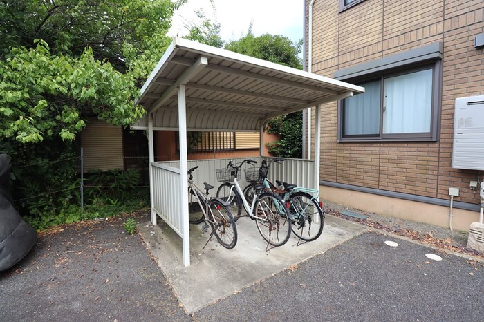 その他共有部分　敷地内に駐輪場があるのは嬉しいポイントです。