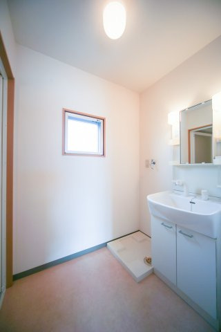 洗面設備　ゆったりとスペースのある洗面所