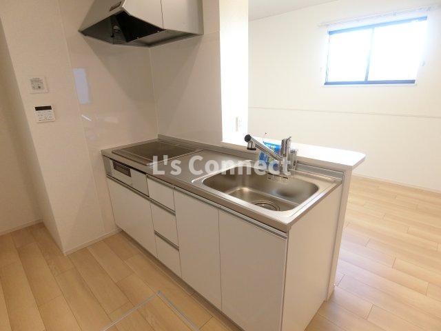 キッチン　２口ＩＨとラジエントヒーターの３口システムキッチン。