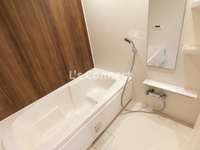 バス・シャワールーム　足を伸ばして入れる１坪浴室。追焚き、浴室乾燥付き。