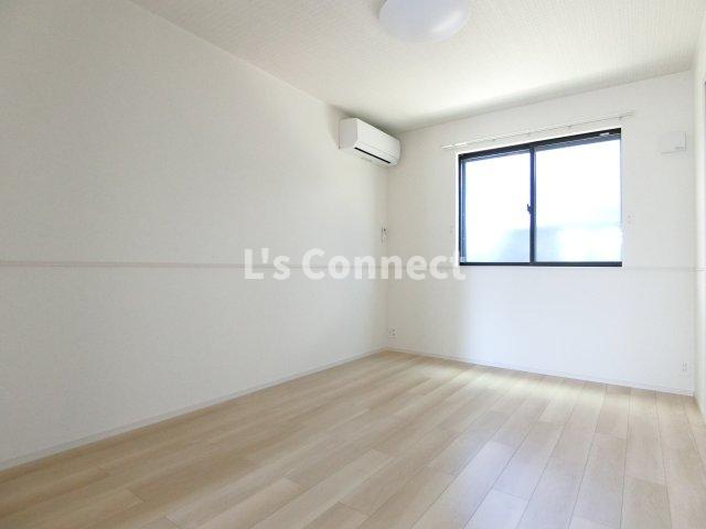 その他部屋・スペース　洋室にもエアコン付きです。