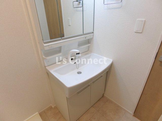 洗面設備　朝の支度もスムーズな独立洗面台。