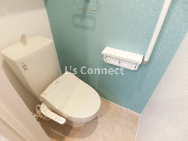 トイレ　温水洗浄便座付きのトイレ。