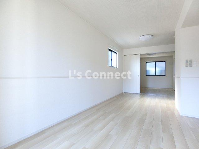 居室・リビング　角部屋で２面に窓があります。