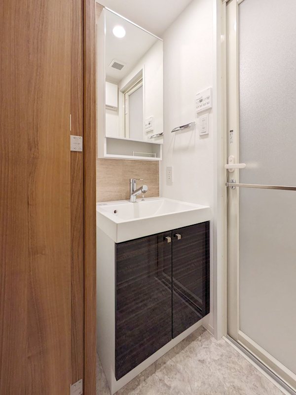 洗面設備　ゆったりとスペースのある洗面所