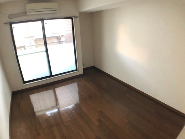居室・リビング　南向きでエアコン付きの洋室です♪