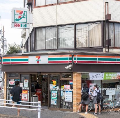 コンビニ　セブンイレブン（コンビニ）まで496m
