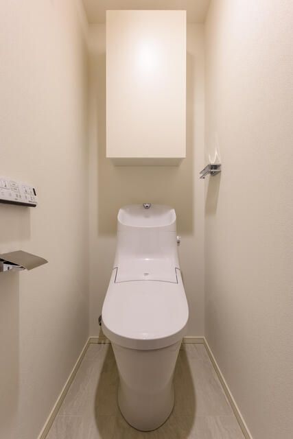 トイレ　落ち着いた色調のトイレです