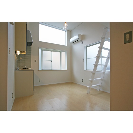 居室・リビング　天井が高く、大きな窓が３枚あり明るいお部