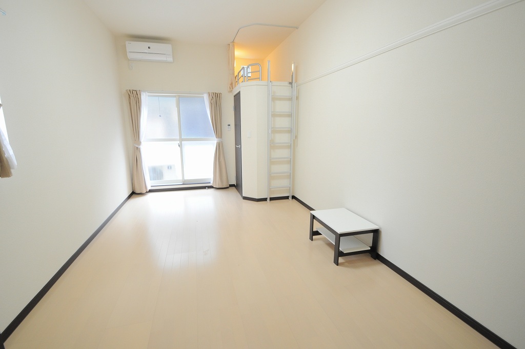 居室・リビング　備品や設備仕様は号室等により異なります現地をご確認下さい。