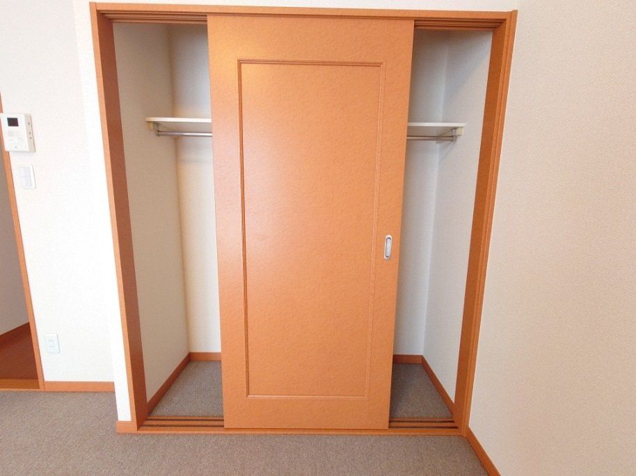 収納　1Fはフローリング、2F以上は絨毯です。