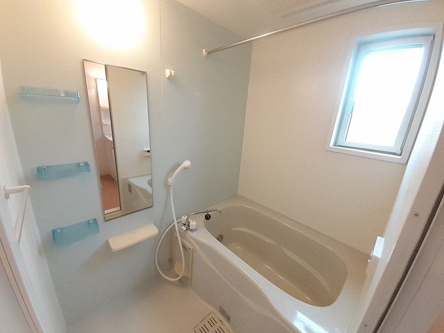 バス・シャワールーム　コンパクトで使いやすいお風呂です