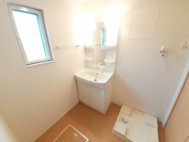 洗面設備　明るい洗面所です