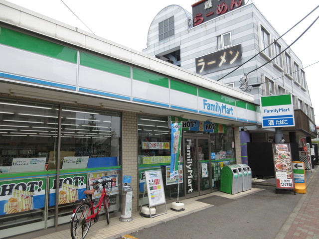 コンビニ　ファミリーマート（コンビニ）まで790m