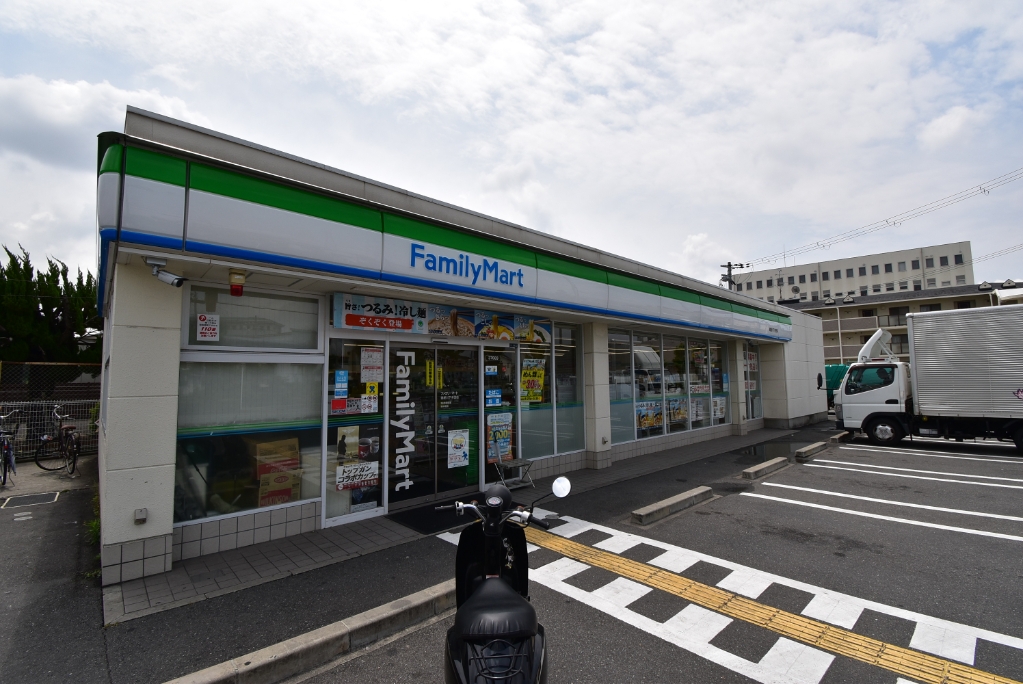 コンビニ　ファミリーマート 寝屋川下木田店（コンビニ）まで440m