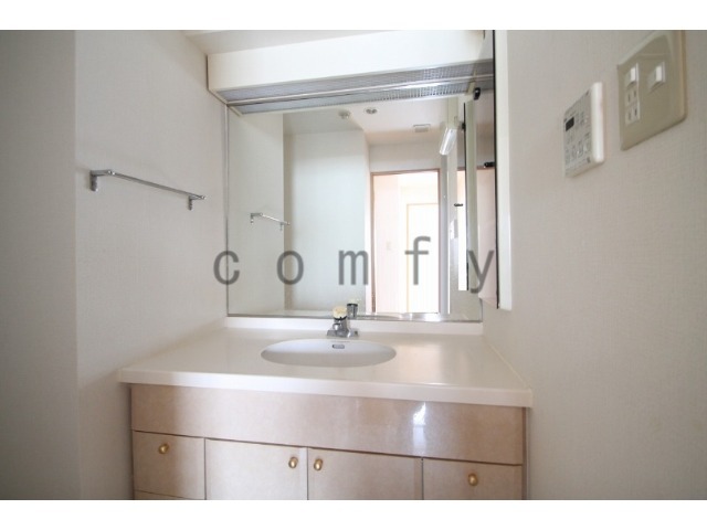 洗面設備　清潔感のあるパウダールーム