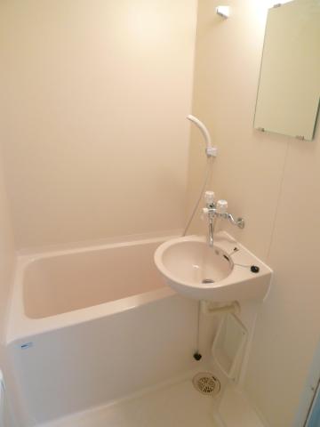 バス・シャワールーム　※同タイプ部屋の写真です。