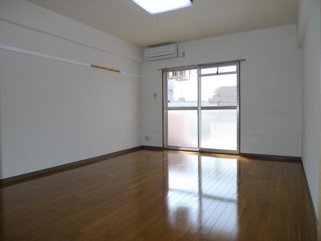 居室・リビング　※同タイプ部屋の写真です。