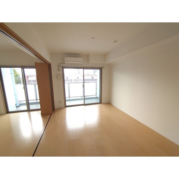 居室・リビング　室内写真は別部屋の写真です。