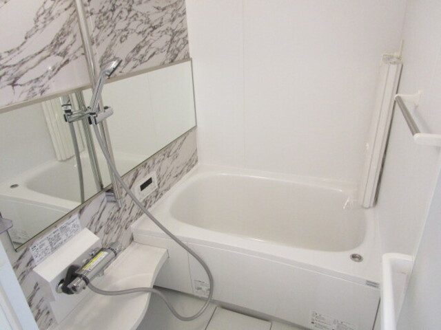 バス・シャワールーム　追い焚き給湯機能付き浴室