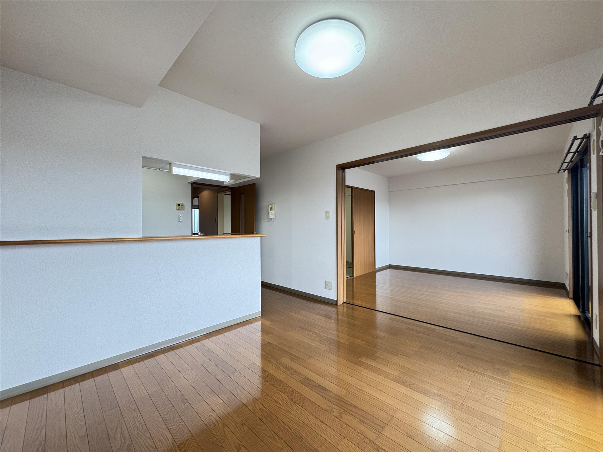 居室・リビング　リビングと隣の洋室の間をつなげれば広々使えます！