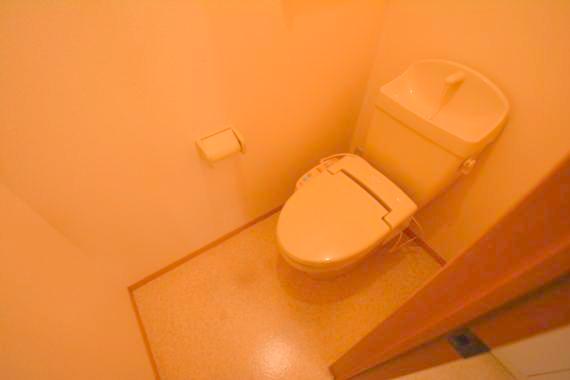トイレ　綺麗なトイレにはウォシュレット標準装備です。