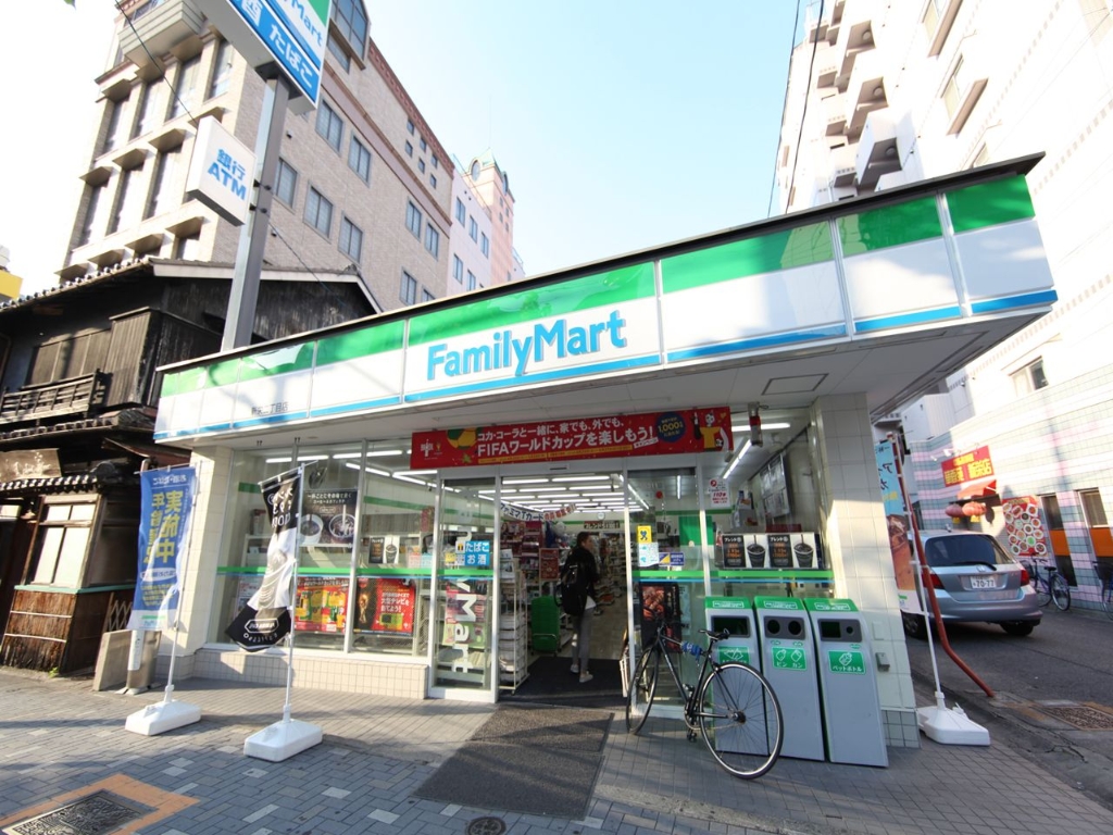 コンビニ　ファミリーマート 新栄二丁目店（コンビニ）まで80m