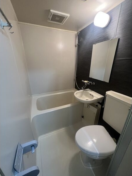 バス・シャワールーム　※写真は同じマンションの違う部屋のものになります。