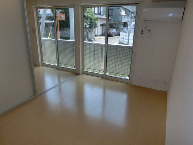 居室・リビング　明るいリビング