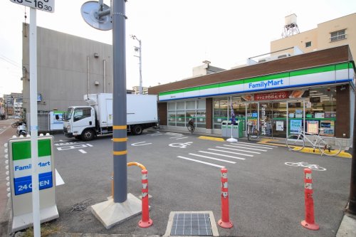 コンビニ　ファミリーマート 豊新四丁目店（コンビニ）まで215m