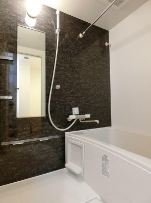 バス・シャワールーム　追い焚き機能、浴室乾燥機付きバス。