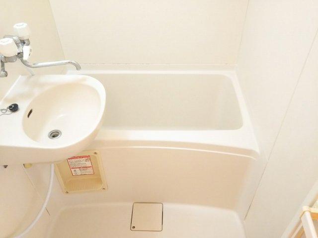 バス・シャワールーム　バス・トイレ別です。仕様が異なる場合があります。