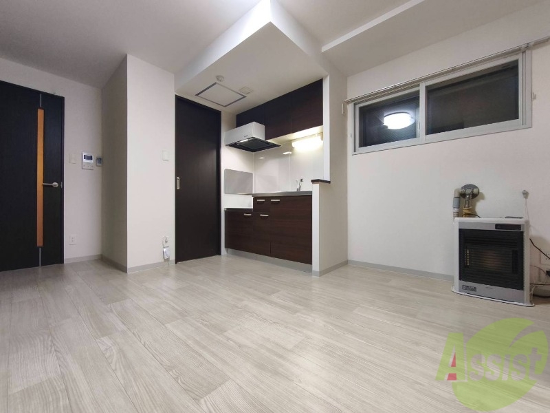 居室・リビング　木目のフローリングは落ち着きのある印象のお部屋になりますね。