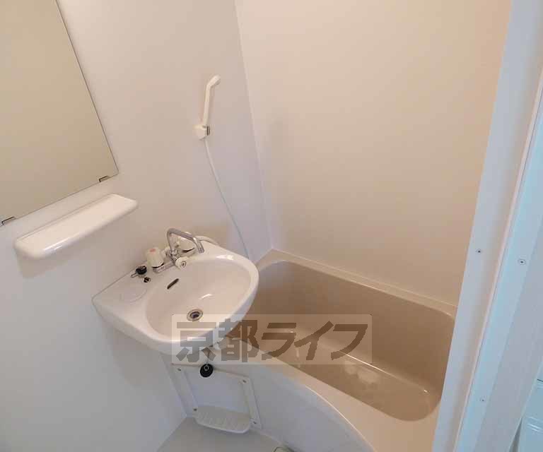 バス・シャワールーム　清潔感のあるお風呂です。