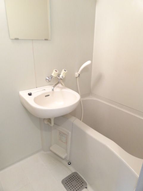 バス・シャワールーム　バストイレ別なのでゆったり癒しのバスタイムを満喫できます。