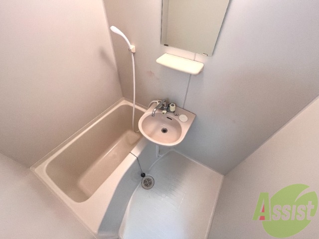 バス・シャワールーム　浴室はこちらのユニットバスです。一日の疲れを癒しましょう。