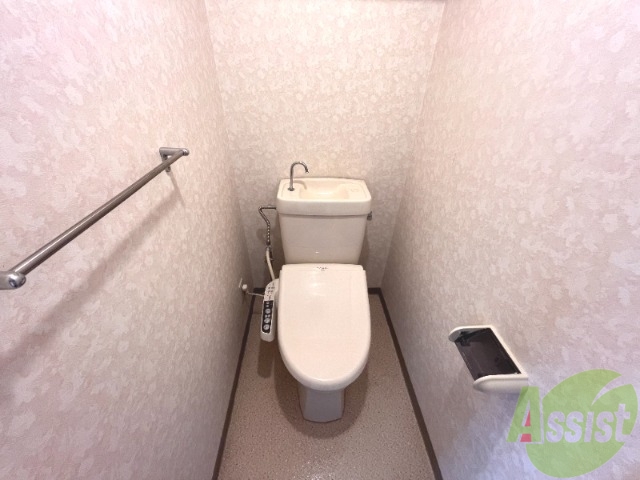 トイレ　トイレは温水洗浄便座です。思わず長居してしまいそうです。