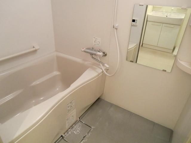 バス・シャワールーム　清潔感のある浴室