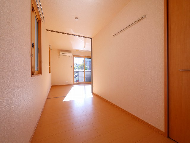 その他部屋・スペース　落ち着いた色調の寝室です