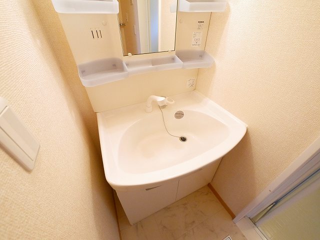 洗面設備　独立洗面台、朝の身支度には欠かせません