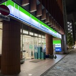 コンビニ　ファミリーマート渋谷明治通り店（コンビニ）まで93m