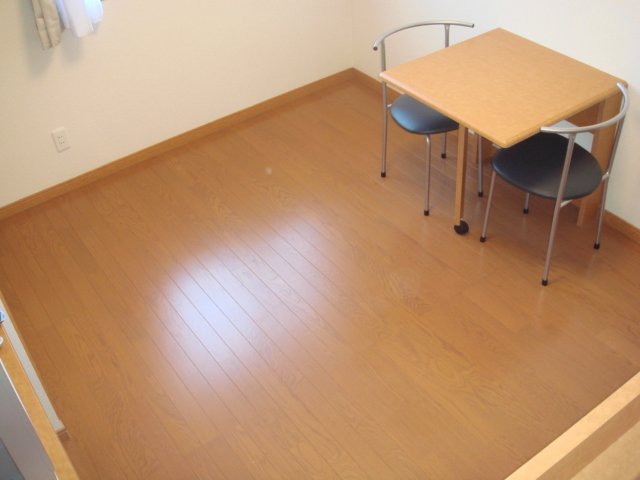 居室・リビング　椅子と折り畳みテーブル付き。