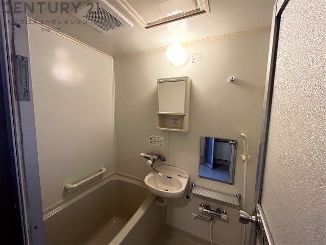 洗面設備　浴室内に洗面台付き！