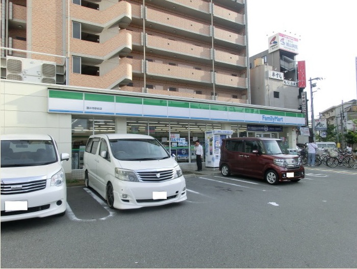 コンビニ　ファミリーマート（コンビニ）まで123m