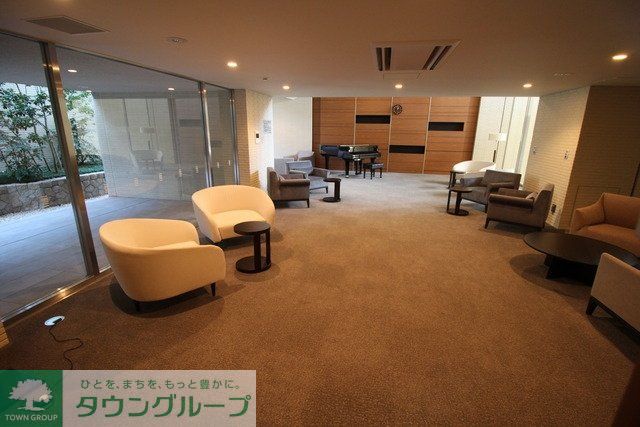エントランス　タウンハウジング仙川店まで♪