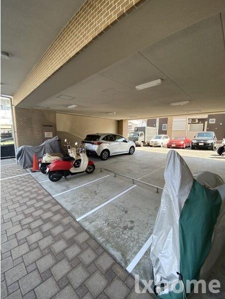 その他設備　車をお持ちの方に嬉しい駐車場付きの物件です