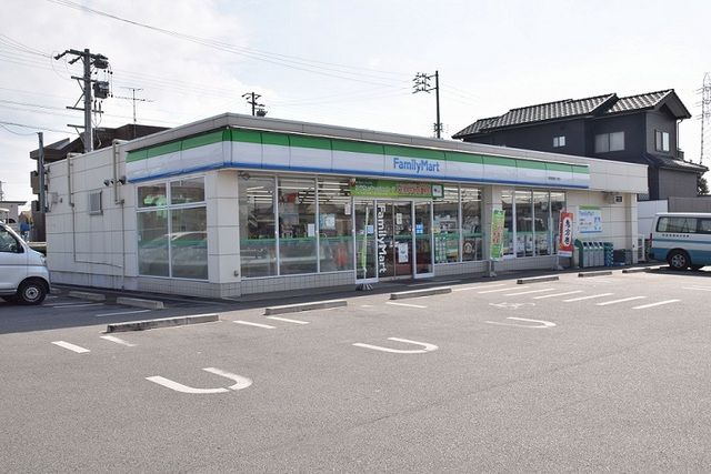 コンビニ　ファミリーマート（コンビニ）まで120m