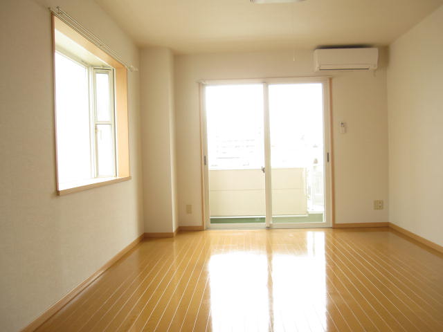 居室・リビング　出窓がある明るいお部屋です。